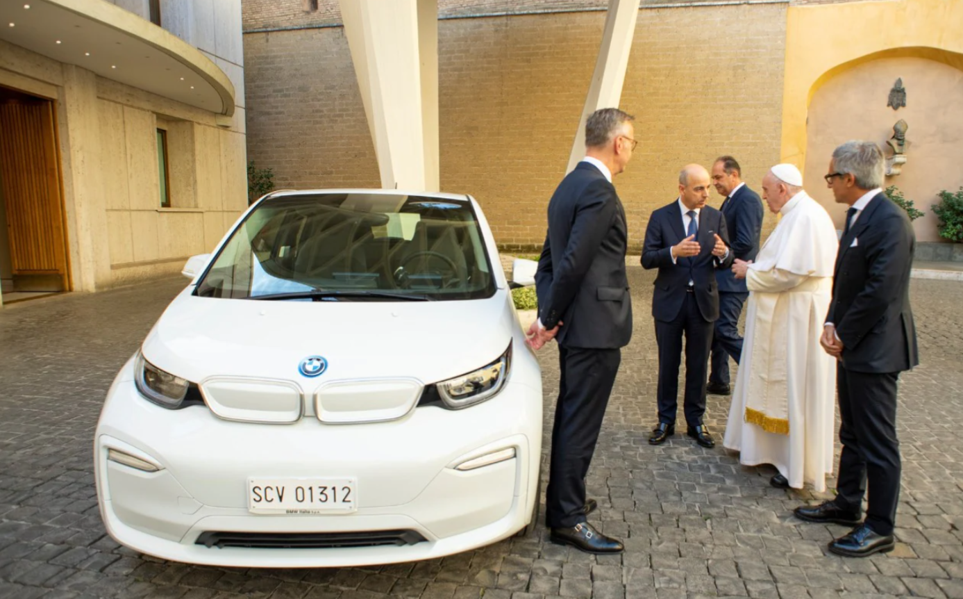Papa Franja dobio BMW i3