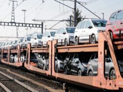 19.03.2020 Lupfig AG , SCHWEIZ , Autotransportzug mit neuen Autos der Marken SEAT und Volkswagen *** 19 03 2020 Lupfig