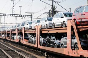 19.03.2020 Lupfig AG , SCHWEIZ , Autotransportzug mit neuen Autos der Marken SEAT und Volkswagen *** 19 03 2020 Lupfig