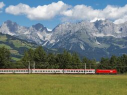 Zug bei Gundhabing Kitzbühel Tirol Österreich Train near Kitzbühel Tyrol Austria BLWX047424 Co
