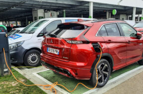 Mitsubishi Eclipse Cross CHARGING