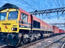 Freightliner Diesellok Class 66 66503 with containers