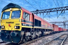Freightliner Diesellok Class 66 66503 with containers