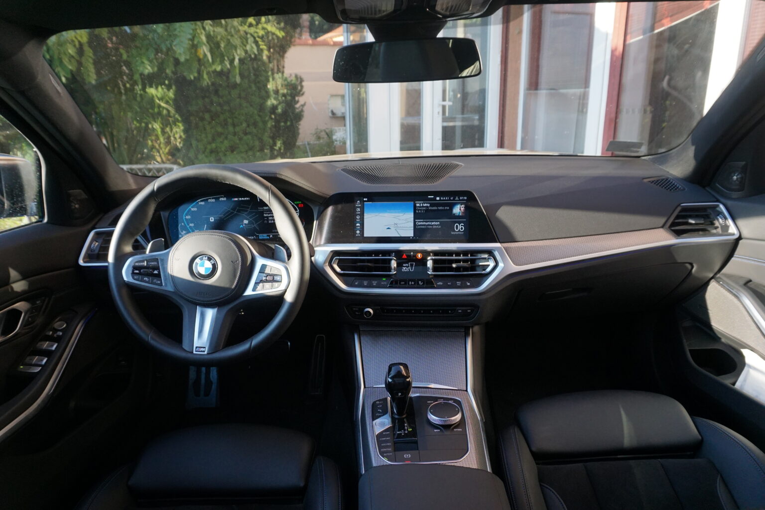 Za BMW: Zar je trebalo da nastupi kriza da biste izbacili užasne ekrane osetljive na dodir?