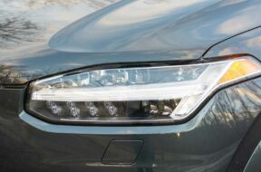 2021-volvo-xc90-recharge-t8-headlight