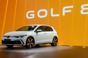 24.10.2019, xtgx, Wirtschaft Auto, Volkswagen – Weltpremiere Vorstellung Golf VIII 8 acht emspor, v.l. Praesentation des