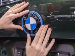 first-series-produced-bmw-i4-rolls-off-production-line