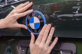 first-series-produced-bmw-i4-rolls-off-production-line