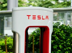 tesla-superchargeurs-scaled