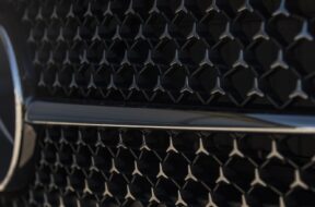 visual-mercedes-stern-kuehler-rot-w1024xh512-cutout