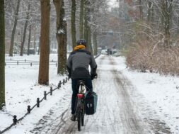 Radfahrer im winterlich verschneiten Tiergarten, Berlin, Deutschland, Europa *** Cyclist in winter snowy Tiergarten, Ber