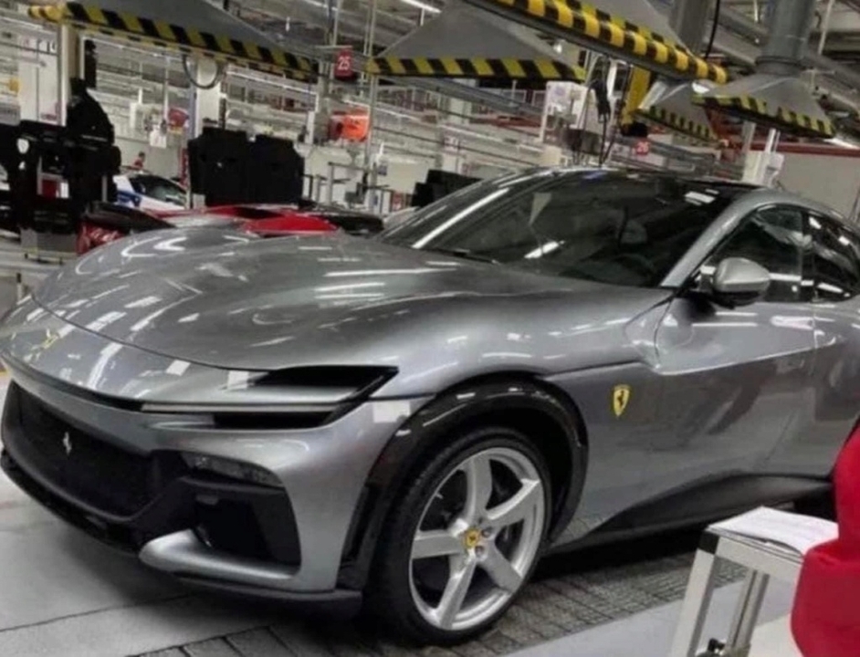 Opaki Ferrari Purosangue na prvoj fotografiji