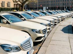 22.04.2020, Berlin, Deutschland, GER – Abgestellte Taxi-Wagen am Platz der Luftbr¸cke in Berlin. *** 22 04 2020, Berlin,