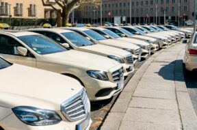 22.04.2020, Berlin, Deutschland, GER – Abgestellte Taxi-Wagen am Platz der Luftbr¸cke in Berlin. *** 22 04 2020, Berlin,