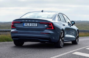 S60 Recharge T8, Thunder Grey