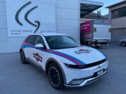 hyundai-ioniq-5-dons-lancia-delta-inspired-martini-racing-livery_2