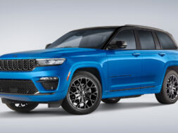 Jeep® Grand Cherokee High Altitude 4xe in Hydro Blue exterior p