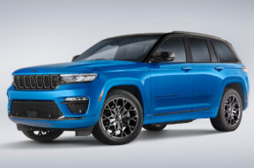 Jeep® Grand Cherokee High Altitude 4xe in Hydro Blue exterior p