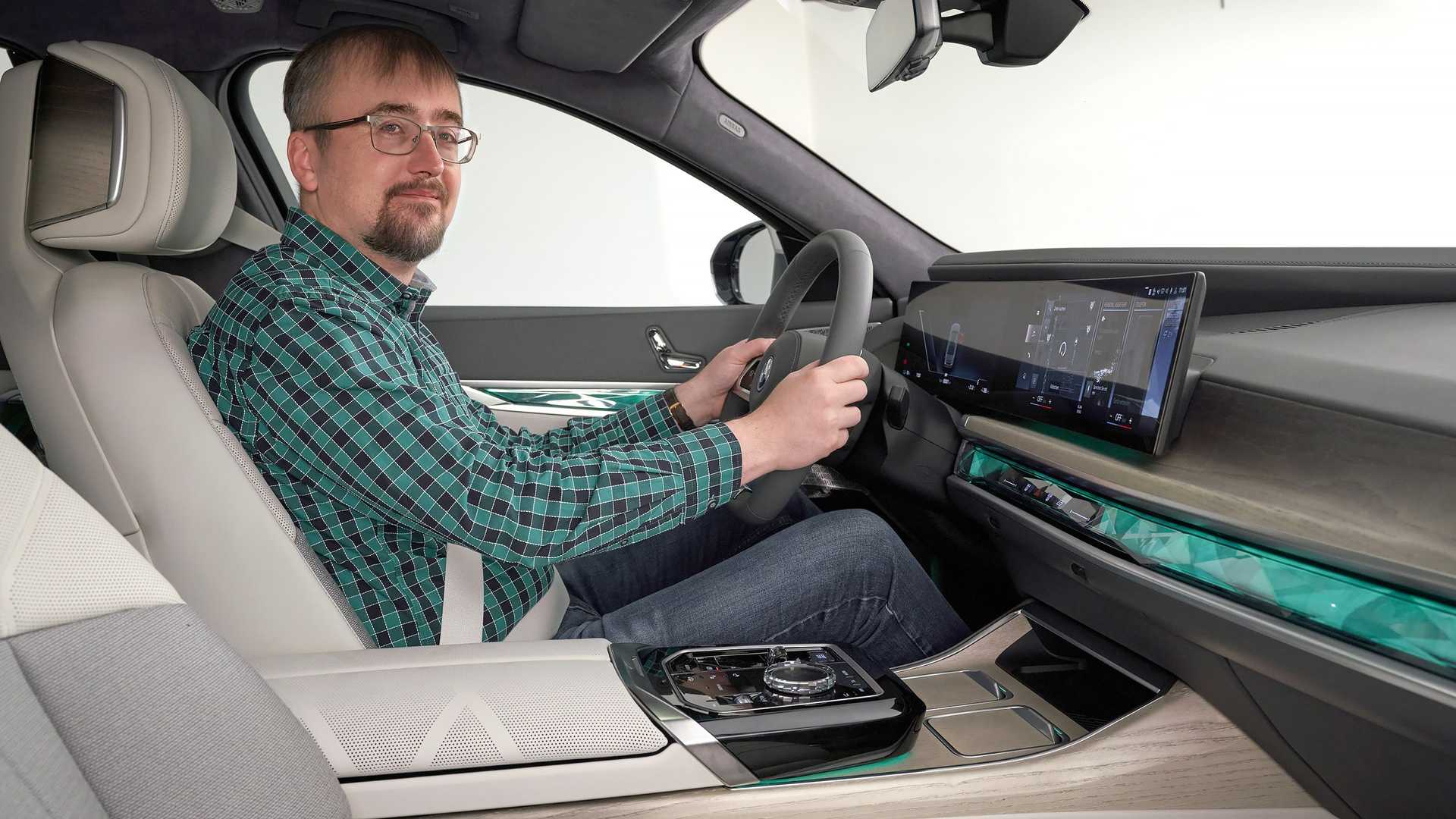 BMW veruje da će veliki ekrani u vozilima uskoro izumreti