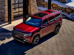 2022-jeep-wagoneer-exterior-front-quarter