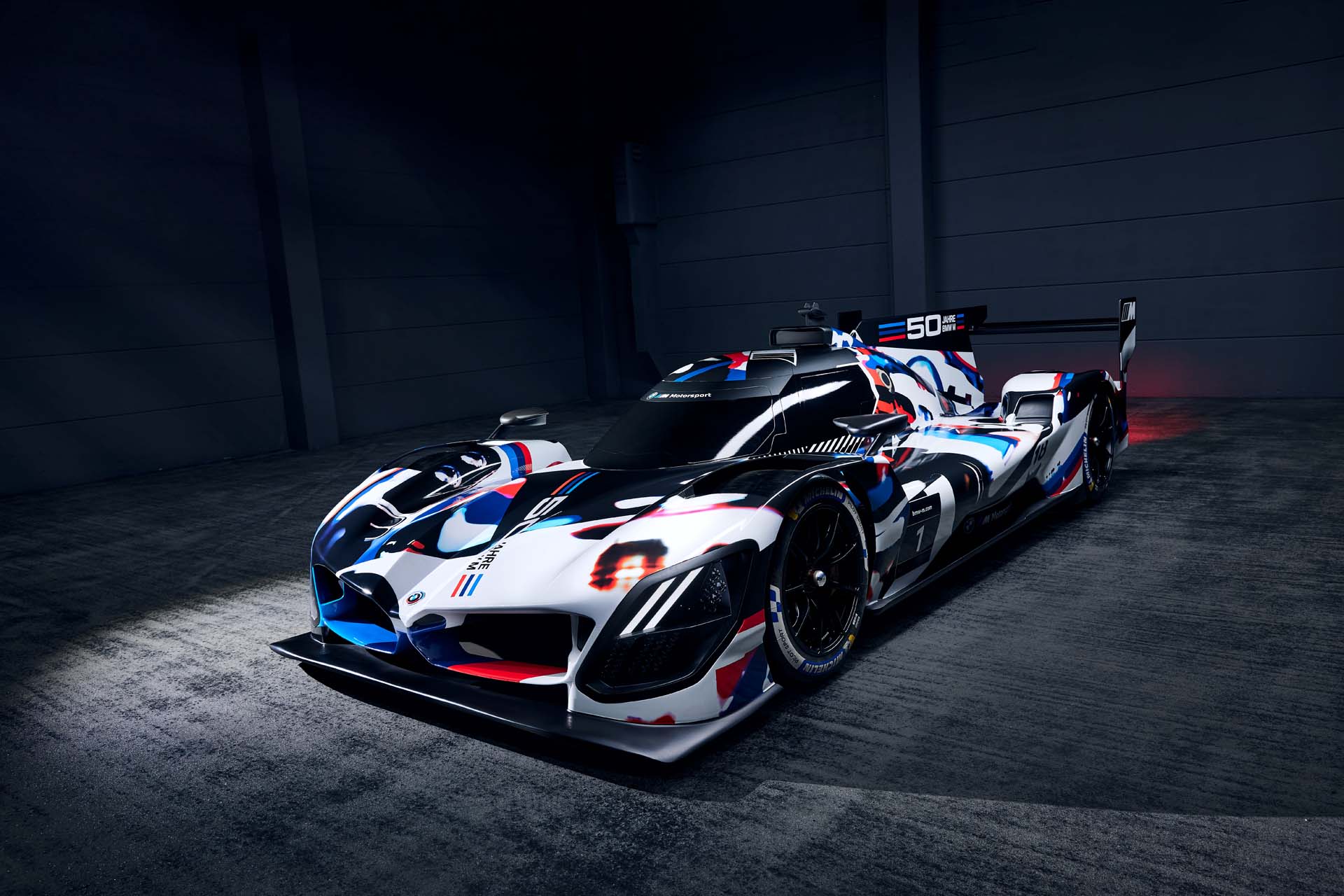 Debitovao trkački BMW M hybrid V8