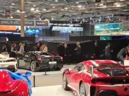 S8-des-activistes-s-en-prennent-aux-ferrari-du-mondial-de-l-auto-2022-731979