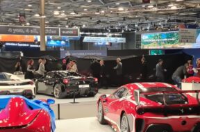 S8-des-activistes-s-en-prennent-aux-ferrari-du-mondial-de-l-auto-2022-731979