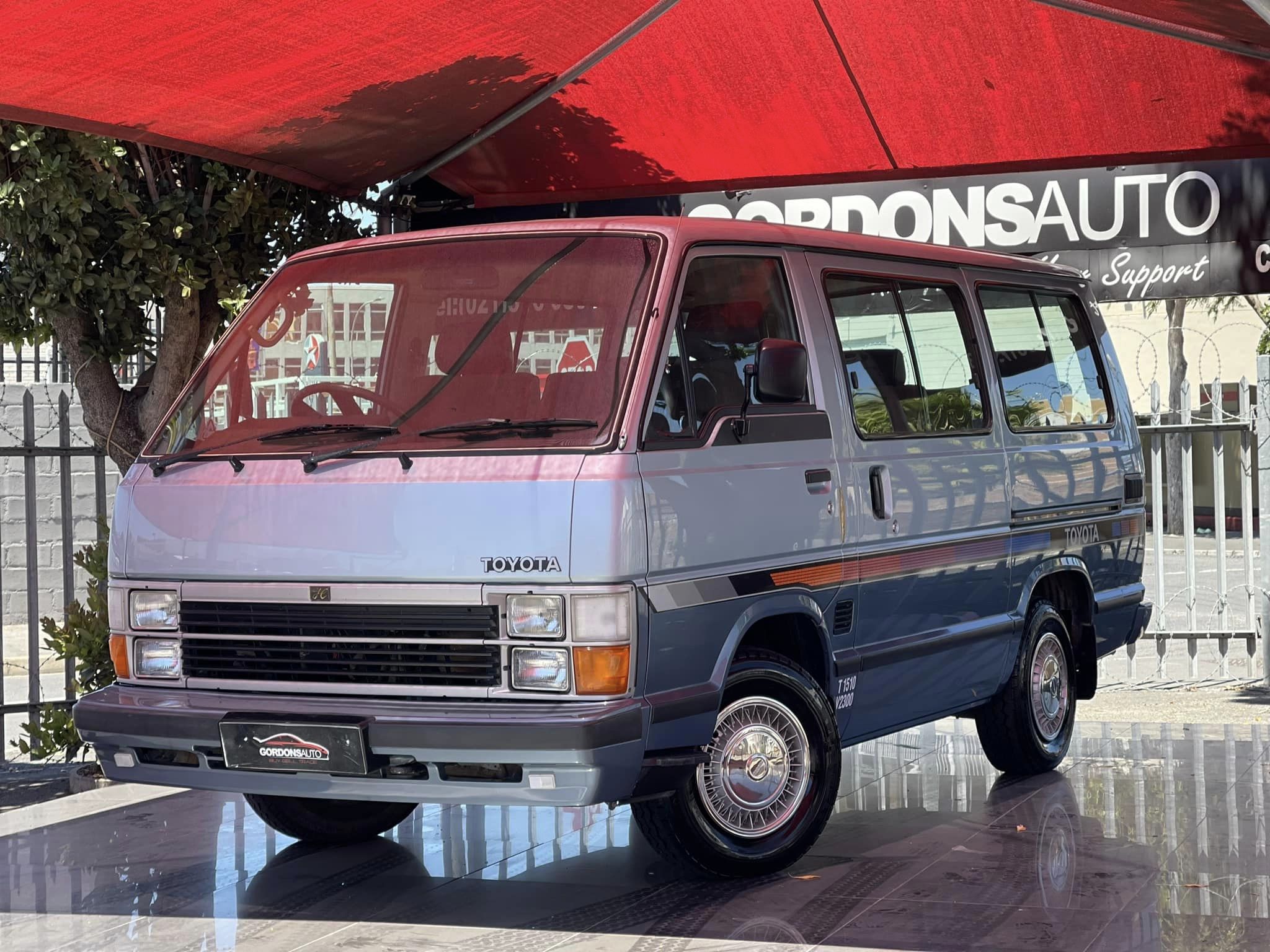 Ovaj kombi Toyota Hi-Ace je savršeno očuvana vremenska kapsula iz osamdesetih
