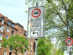 Kurz vor der Kreuzung Holstenstraße/Max-Brauer-Allee steht ein Straßenschild, das darauf hinweist, dass älteren Dieselm