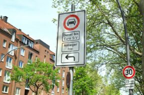 Kurz vor der Kreuzung Holstenstraße/Max-Brauer-Allee steht ein Straßenschild, das darauf hinweist, dass älteren Dieselm