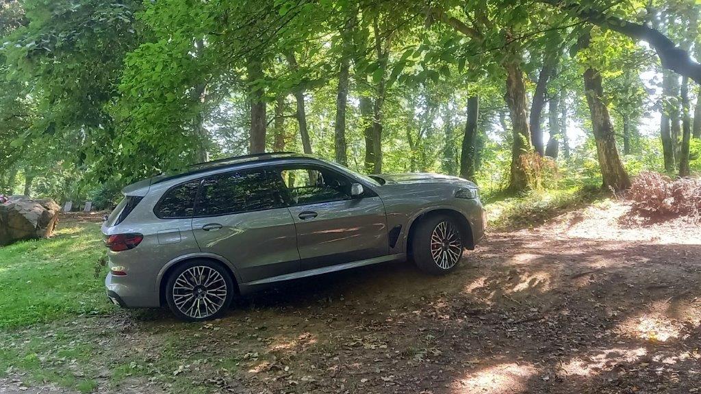 AR test: BMW X5 vs. BMW X7, šta izabrati i kom carstvu se prikloniti?