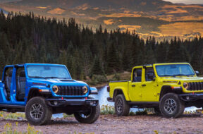 2024 Jeep® Gladiator Mojave X (left) and 2024 Jeep® Gladiator