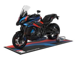 2024-bmw-m-1000-xr—studio—front-right-angle-view