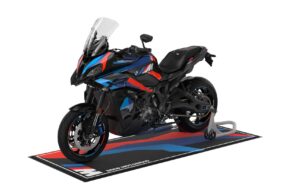 2024-bmw-m-1000-xr—studio—front-right-angle-view