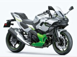 2024-kawasaki-ninja-7-hybrid—studio—front-right-angle-view