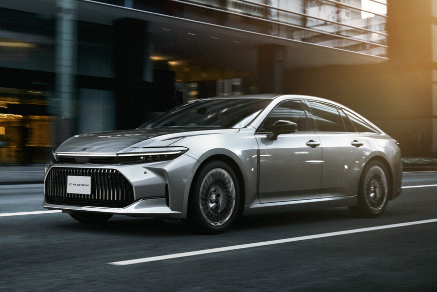 Evo i sedana u serijskom izdanju: Toyota Crown Sedan