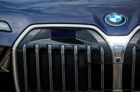 bmw-i7-with-personal-pilot-l3