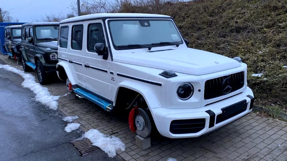 Lopovi izuli i u čarapama na mrazu ostavili tri AMG-a na placu distributera u Nemačkoj
