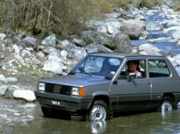Fiat-Panda-4×4-Gen1-traversEe-ruisseau-bd