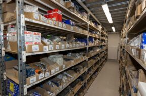 Magasin-pieces-de-rechanges-collection-Citroen-Peugeot-LL2023-008