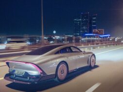 VISION EQXX zeigt ein weiteres Mal die bahnbrechende Effizienz mit einem Stromverbrauch von 7,4 kWh/100 km[1] bei Fahrt von Riad nach DubaiVISION EQXX once again delivers groundbreaking energy efficiency of 7.4 kWh/100 km[1] on electric journey from Riya