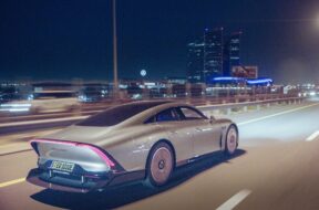 VISION EQXX zeigt ein weiteres Mal die bahnbrechende Effizienz mit einem Stromverbrauch von 7,4 kWh/100 km[1] bei Fahrt von Riad nach DubaiVISION EQXX once again delivers groundbreaking energy efficiency of 7.4 kWh/100 km[1] on electric journey from Riya