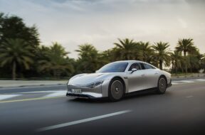VISION EQXX zeigt ein weiteres Mal die bahnbrechende Effizienz mit einem Stromverbrauch von 7,4 kWh/100 km[1] bei Fahrt von Riad nach DubaiVISION EQXX once again delivers groundbreaking energy efficiency of 7.4 kWh/100 km[1] on electric journey from Riya