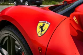 ferrari-logo-znak-ilustracni-emblem