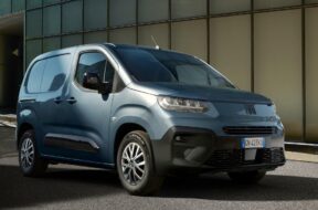Fiat-Doblo-restyle-avant-bleu-bd-gg