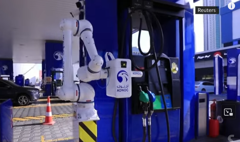 U Abu Dabiju roboti sipaju benzin u automobile (VIDEO)