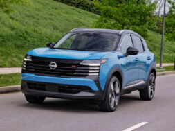 2024-nissan-kicks-blue-3
