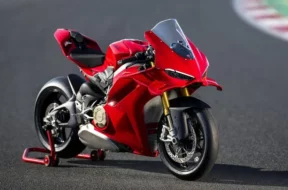 2025-ducati-panigale-v4-and-v4-s-first-look