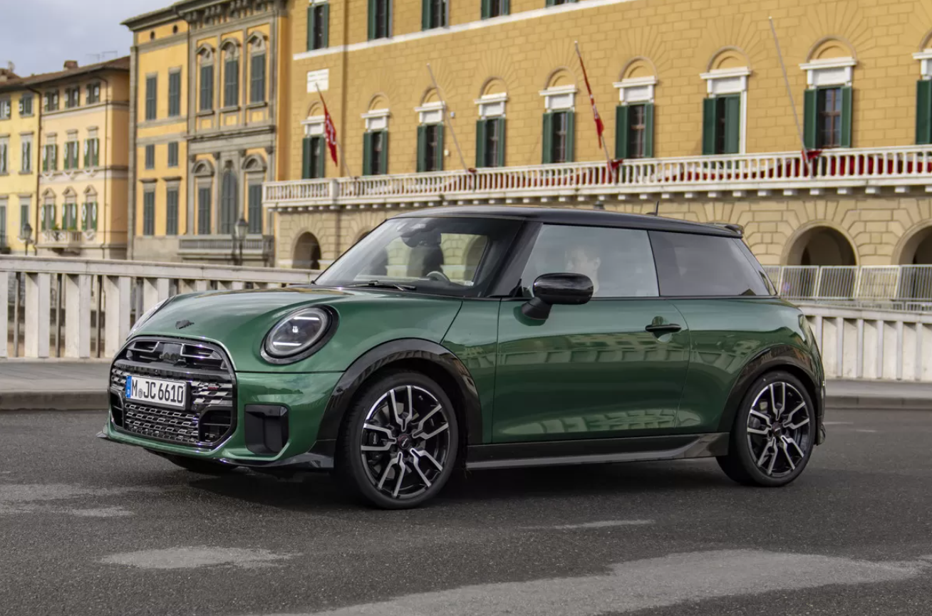 Mini je predstavio benzinski Cooper S u novoj „nabrijanoj“ verziji – JCW