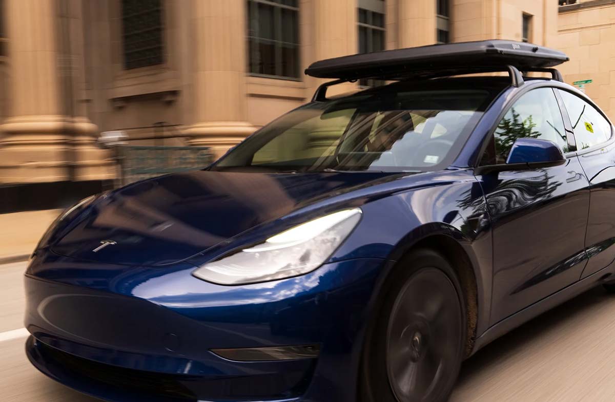 Krovna kutija sa solarnim panelima puni bateriju električnog automobila kada je parkiran